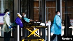 Para petugas medis membawa pasien di Rumah Sakit NYU Langone di tengah pandemi virus corona (Covid-19) di Manhattan, New York, 3 Mei 2020. (Foto: Reuters)