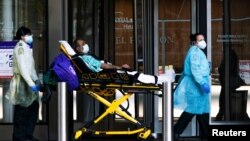 Petugas kesehatan memindahkan pasien yang mengenakan masker di NYU Langone Hospital, selama wabah COVID-19 di wilayah Manhattan, New York City, New York, AS, 3 Mei 2020. (Foto: REUTERS/Eduardo Munoz)