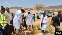UMsekeli kaMongameli welizwe uMnu Kembo Mohadi, umphathintambo obona ngezenzakala eZansi yemaNdebeleni uMnu Abedinico Ncube loMeya weGwanda uMnu Jastone Mazhale bethanyela izibi phandle kwePhelandaba Stadium