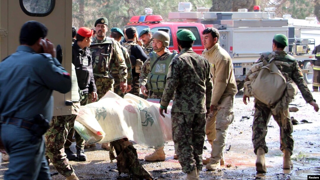 Prajurit Tentara Nasional Afghanistan (ANA) mengangkut seorang korban ke sebuah ambulan setelah terjadinya serangan bunuh diri (11/2). Lashkar Gah, Helmand, Afghanistan. (foto: REUTERS/Abdul Malik)