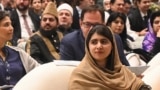 Pemenang Hadiah Nobel Perdamaian Malala Yousafzai, tengah, menghadiri pertemuan internasional tentang pendidikan anak perempuan di komunitas Muslim di Islamabad, 11 Januari 2025. (Foto: AFP)