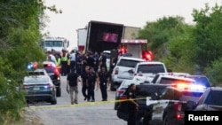 Des agents des forces de l'ordre sur les lieux où 46 personnes ont été retrouvées mortes à l'intérieur d'un camion-remorque à San Antonio, au Texas (États-Unis), le 27 juin 2022. 