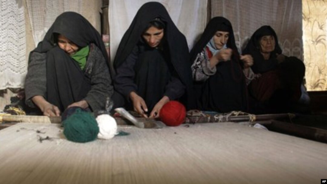Karpet tenunan tangan Afghanistan terutama diproduksi di Afghanistan utara, dan kepopuleran karpet-karpet itu semakin meningkat di pasar dunia (foto: dok).
