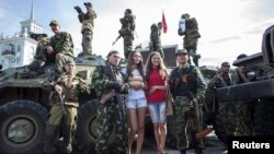 Separatis pro-Rusia melakukan parade di Luhansk, Ukraina timur (foto: dok).