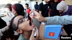 Mtoto wa Kipalestina akipokea chanjo dhidi ya polio katikati mwa Gaza .Oct. 14, 2024.