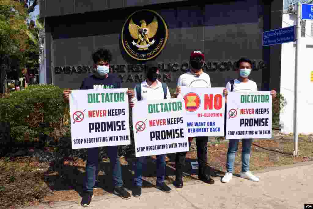 ရန်ကုန်မြို့အင်ဒိုနီးရှားသံရုံးရှေ့က ဆန္ဒပြ မြင်ကွင်း။ 