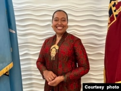 Ratna Cary, pengajar batik di Washington, D.C. (dok: VOA)