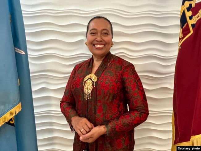 Ratna Cary, pengajar batik di Washington, D.C. (dok: VOA)