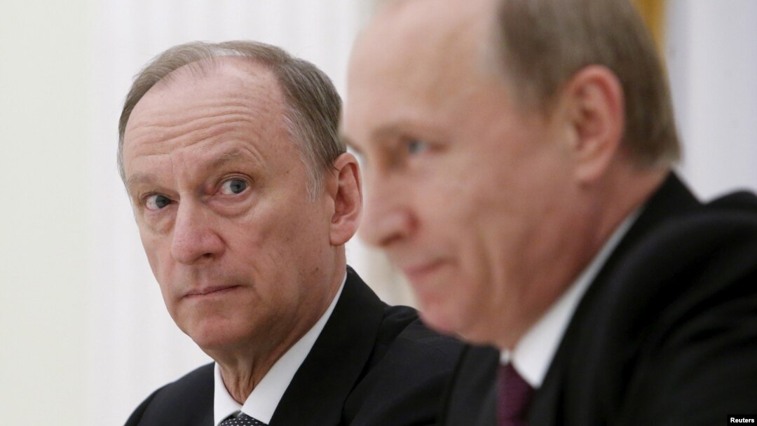 Ông Nikolai Patrushev (trái) khi giữ chức Thư ký Hội đồng An ninh Nga và Tổng thống Vladimir Putin trong cuộc gặp với các quan chức cấp cao của các nước BRICS tại Điện Kremlin ở Moscow, Nga, ngày 26/5/2015.