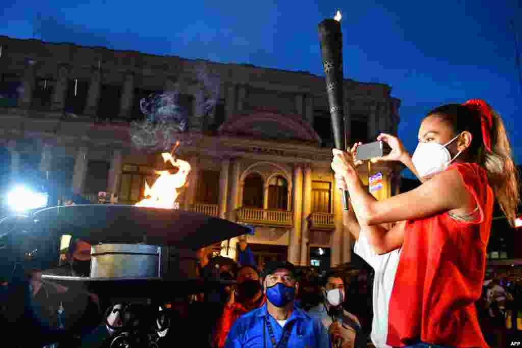 La corredora Noelia Vargas, sostiene la Antorcha de la Independencia en San José, Costa Rica en el marco de las celebraciones del Bicentenario de la Independencia.