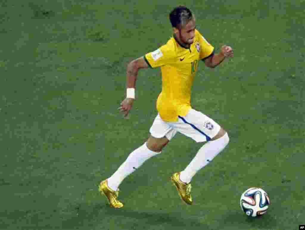 Brazil's Neymar runs with the ball during the World Cup quarterfinal soccer match between Brazil and Colombia at the Arena Castelao in Fortaleza, Brazil, Friday, July 4, 2014. (AP Photo/Fabrizio Bensch, pool)