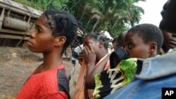 Un groupe de jeunes à Kananga, Kasaï occidental, 4 août 2007. 