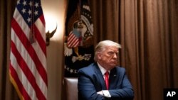 El presidente Donald Trump escucha durante una reunión con líderes hispanos en la Sala del Gabinete de la Casa Blanca, el jueves 9 de julio de 2020.