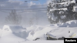 Pemandangan di salah satu area di Buffalo, New York, di mana salju menumpuk menutupi sejumlah kendaraan di area tersebut pada 25 Desember 2022. (Foto: Instagram/Jason Murawski Jr/via Reuters)