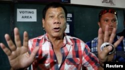 Cũng như ông Trump, ông Duterte có xu hướng mị dân để chiếm sự ủng hộ của những cử tri bất mãn về nạn tham nhũng, tội phạm và sự chênh lệch giàu nghèo.