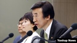 윤병세 한국 외교부장관이 11일 서울 프레스센터에서 열린 관훈 토론회에 참석해 질문에 답하고 있다. 