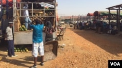 Des travailleurs déchargent les camions de fruits en provenance d'Ouganda à Gumbo Market Juba, 10 mars 2015. (Photo: G. Joselow / VOA)