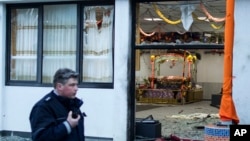 Un policier se trouve devant le temple sikh pris pour cible dans une attaque islamiste à l'explosif artisanal, dans la ville d'Essen, dans l'ouest de l'Allemagne, le 16 avril 2016.