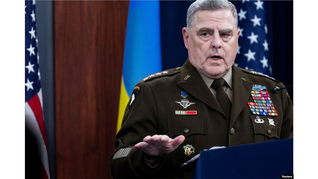 FOTO FILE: Ketua Gabungan AS Jenderal Angkatan Darat Mark Milley dalam pegarahan singkat untuk media setelah berpartisipasi dalam pertemuan virtual Grup Kontak Pertahanan Ukraina di Pentagon, Arlington, Virginia, AS, 16 November 2022. (REUTERS / Tom Brenner / File Foto)