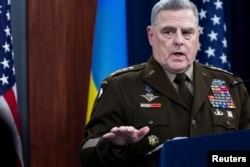 FOTO FILE: Ketua Gabungan AS Jenderal Angkatan Darat Mark Milley dalam pegarahan singkat untuk media setelah berpartisipasi dalam pertemuan virtual Grup Kontak Pertahanan Ukraina di Pentagon, Arlington, Virginia, AS, 16 November 2022. (REUTERS / Tom Brenner / File Foto)