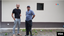 Yeison Silva with Joel Zúñiga, a 44-year-old Costa Rican who lost his leg in a motorcycle accident.