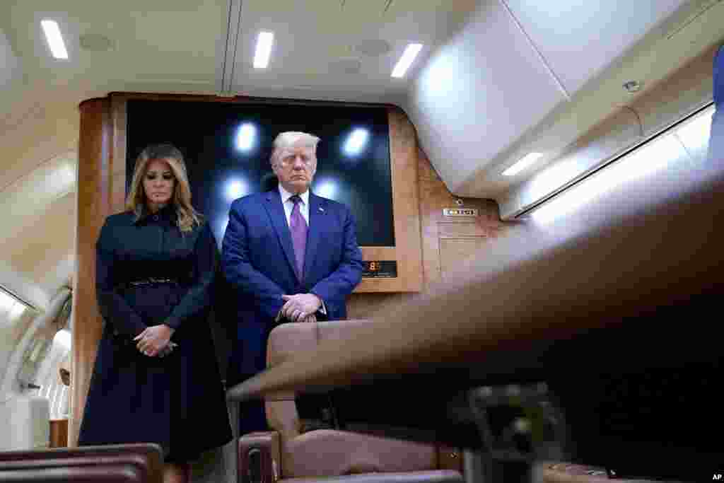 도널드 트럼프 미국 대통령과 멜라니아 트럼프 여사가 펜실베이니아 존스타운에 도착해 생크스빌의 항공 93편 국립기념관에서 열릴 9.11 테러 희생자 추모식 참석에 앞서 대통령 전용기인 에어포스원에서 묵도하고 있다. 