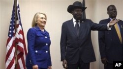 Menteri Luar Nageri AS Hillary Clinton bertemu dengan Presiden Sudan Selatan, Salva Kiir di Kantor Kepresidenan Kuba di Juba (3/8).