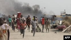 South Sudanese civilians flee fighting in an United Nations base in the northeastern town of Malakal on February 18, 2016.