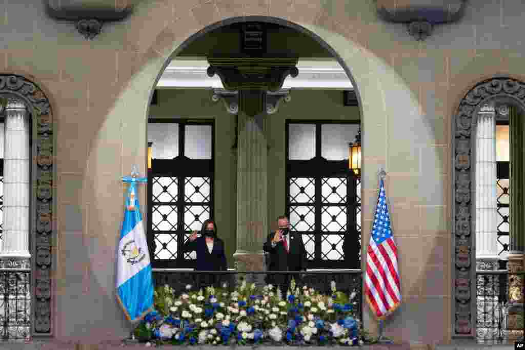 과테말라를 방문한 카럴라 해리스 미국 부통령(왼쪽)이 과테말라시티 대통령궁에서 알레한드로 지아마테이 과테말라 대통령과 회담에 앞서 기념촬영을 하고 있다.