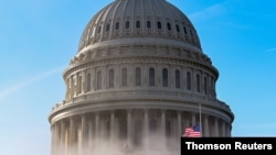 La cúpula del Capitolio se ve a través de un vaho de neblina al comenzar la segunda jornada del juicio político al expresidente Donald Trump en Washington, el 10 de febrero del 2021. 