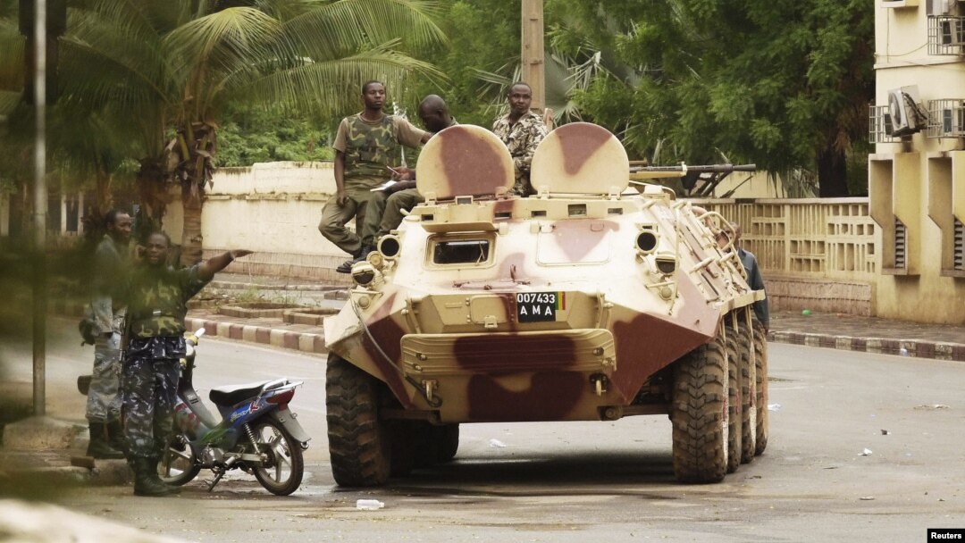 Pasukan Junta Militer Mali berpatroli di jalanan pasca bentrokan dengan pasukan setia presiden Amandou Toumani Toure di ibukota Bamako (1/5).