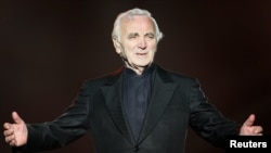 Archivo - El cantante francés Charles Aznavour actúa durante el Festival de Verano de Quebec el 6 de julio de 2008. 