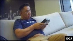 美国司法部公布的照片显示，中国公民徐文深(音译，Wenshen Xu)在2024年6月波哥大的一次会面期间手持几公斤重的可卡因。徐文深于2025年7月在危地马拉被捕，随后引渡至美国。他在2026年10月29日因贩毒、洗钱和向恐怖主义提供物质支持而被判处12年监禁。