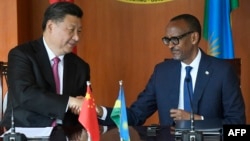 Chinese President Xi Jinping (L) and Rwandan President Paul Kagame attend a media briefing at the Urugwiru State house in Kigali on July 23, 2018 in Rwanda.