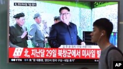 Imágenes transmitidas por la televisión surcoreana de un Kim Jong Un sonriente tras el exitoso lanzamiento de un misil de medio alcance.