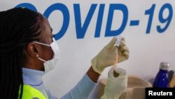 Vanhu vachadzidzisa vamwe pamashandisirwo enhomba yeCovid-19 vapiwa dzidziso yavo muHarare.