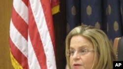 청문회에서 발언하는 로스-레티넨 하원 외교위원장