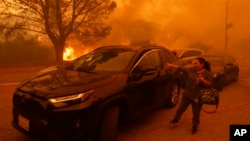 Una mujer llora mientras el incendio de Palisades avanza en el barrio de Pacific Palisades de Los Ángeles, el martes 7 de enero de 2025. AP