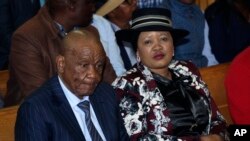 Le Premier ministre du Lesotho, Thomas Thabane et son épouse Maesaiah sont assis devant le tribunal, à Maseru, le 24 février 2020.