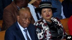 Le Premier ministre du Lesotho, Thomas Thabane, à gauche, et son épouse Maesaiah, sont assis devant le tribunal, à Maseru, le 24 février 2020.