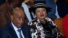Le Premier ministre du Lesotho, Thomas Thabane, à gauche, et son épouse Maesaiah, sont assis devant le tribunal, à Maseru, le 24 février 2020.