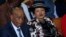 Le Premier ministre du Lesotho, Thomas Thabane, à gauche, et son épouse Maesaiah, sont assis devant le tribunal, à Maseru, le 24 février 2020.