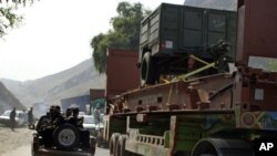 د پاکستان خیبر پوښتونخوا سرښار سره نزدې پبو کلې افغانستان کې میشته نیټو عسکرو ته سامان وړونکو ټرکونو باندې حمله شوې ده. په تنیجه کې يي ۴ کسان زخمیان شوې دي.