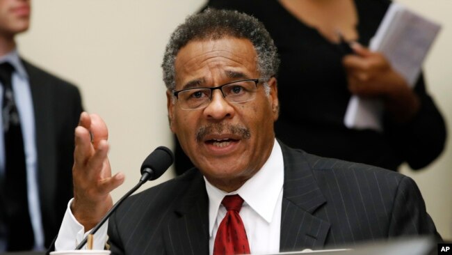 Конгресмен-демократ Емануель Клівер, на слуханнях Комітету Палати представників з фінансових послуг на Капітолійському пагорбі у Вашингтоні.