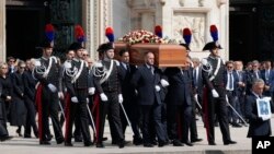 El cortejo fúnebre del ex primer ministro italiano Silvio Berlusconi sale de la catedral de Milán, al terminar el funeral de Estado, seguido por sus familiares, el 14 de junio de 2023.