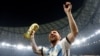 FOTO DE ARCHIVO: Copa Mundial de la FIFA Qatar 2022. Lionel Messi de Argentina celebra ganar la Copa del Mundo con el trofeo. REUTERS/Hannah Mckay 