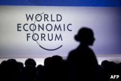 Foto ini menunjukkan papan nama Forum Ekonomi Dunia (WEF) di pusat Kongres, selama pertemuan tahunan WEF di Davos, 20 Januari 2025. (Fabrice COFFRINI / AFP)