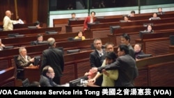 公民黨立法會議員毛孟靜衝到主席台抗議，被立法會保安阻止 (攝影﹕美國之音湯惠芸)