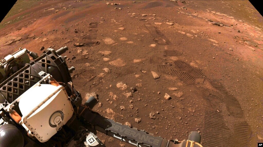 “毅力”号火星车2021年3月4日首次在火星上行驶（照片由美国国家航空航天局提供）。(photo:VOA)