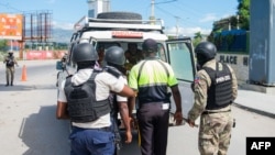 Patrullat e policisë pranë aeroportit në Port-au-Prince, Haiti (12 nëntor 2024)